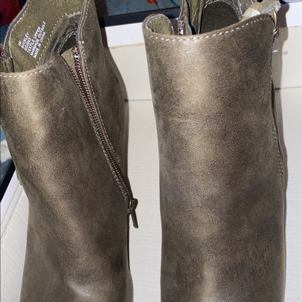 I’m selling wedges for my mother. Olive green size 9